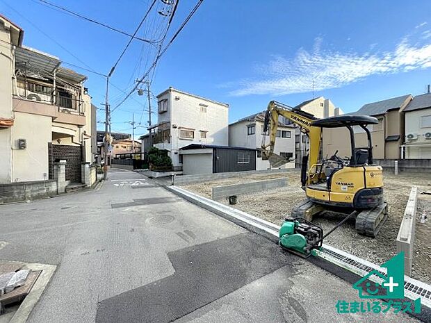 周辺は落ち着いた街並みの住宅地!子育てがしやすい住環境です!まだ未完成ですが、現地でしかわからない事もございます。是非一度ご覧ください。