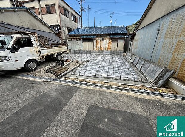 周辺は落ち着いた街並みの住宅地!子育てがしやすい住環境です!まだ未完成ですが、現地でしかわからない事もございます。是非一度ご覧ください。