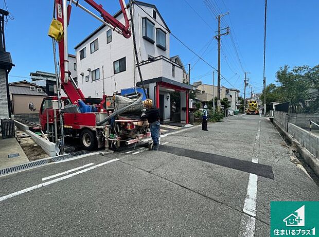周辺は落ち着いた街並みの住宅地!子育てがしやすい住環境です!まだ未完成ですが、現地でしかわからない事もございます。是非一度ご覧ください。