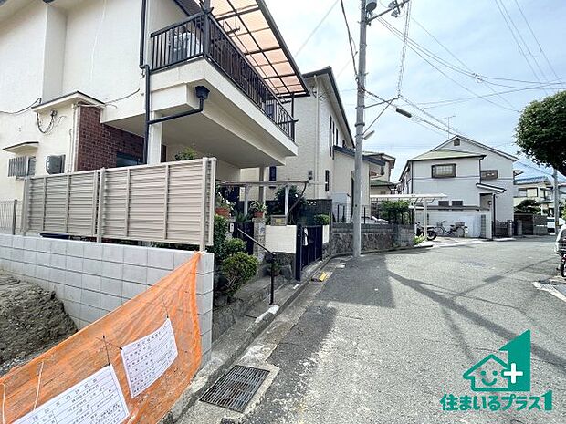 周辺は落ち着いた街並みの住宅地！子育てがしやすい住環境です！まだ未完成ですが、現地でしかわからない事もございます。是非一度ご覧ください。