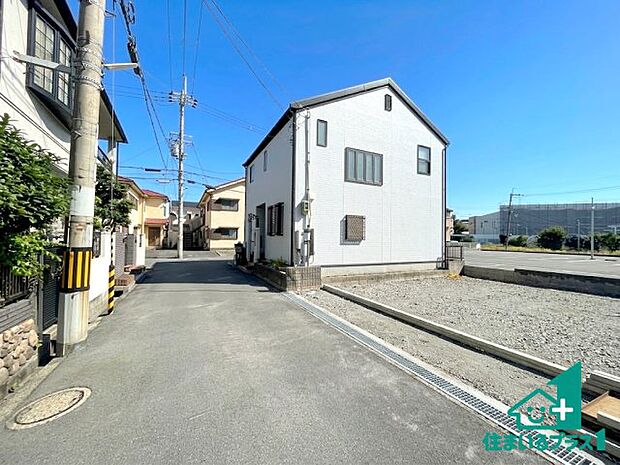 周辺は落ち着いた街並みの住宅地!子育てがしやすい住環境です!まだ未完成ですが、現地でしかわからない事もございます。是非一度ご覧ください。