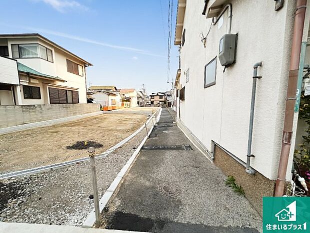 周辺は落ち着いた街並みの住宅地!子育てがしやすい住環境です!まだ未完成ですが、現地でしかわからない事もございます。是非一度ご覧ください。