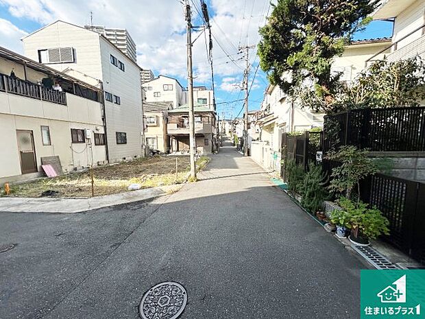 周辺は落ち着いた街並みの住宅地!子育てがしやすい住環境です!まだ未完成ですが、現地でしかわからない事もございます。是非一度ご覧ください。