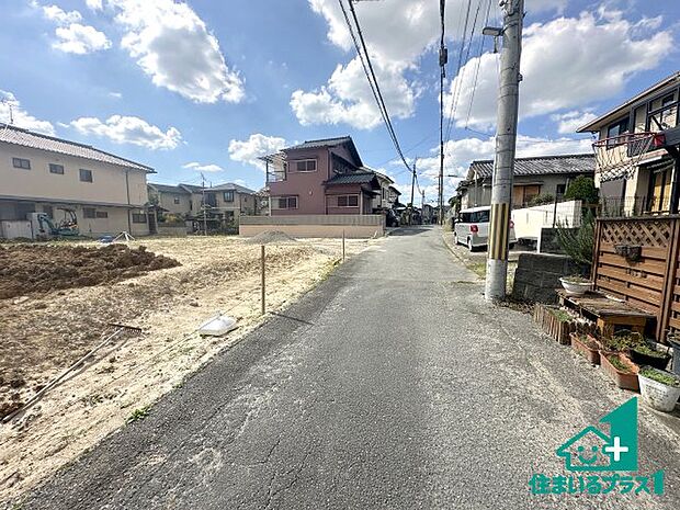 周辺は閑静な住宅街です。前面道路もしっかりと有りますので車の出し入れも安心ですよ!
