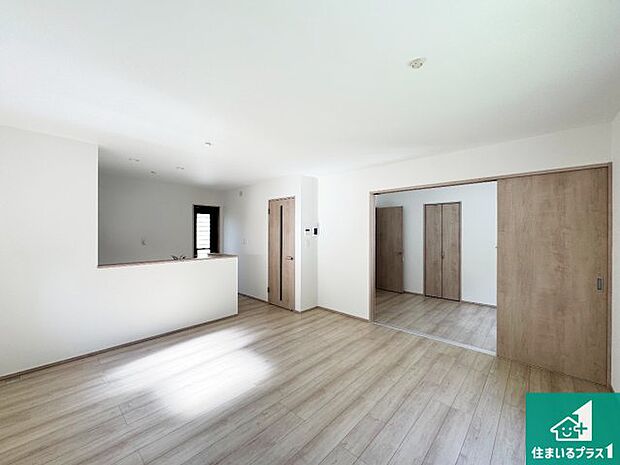 周辺は落ち着いた街並みの住宅地!子育てがしやすい住環境です!まだ未完成ですが、現地でしかわからない事もございます。是非一度ご覧ください。