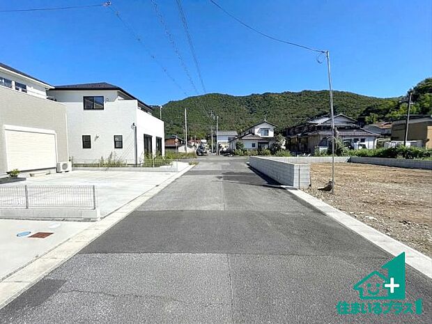 周辺は落ち着いた街並みの住宅地!子育てがしやすい住環境です!まだ未完成ですが、現地でしかわからない事もございます。是非一度ご覧ください。