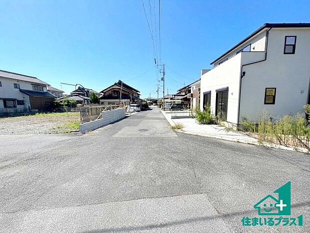 周辺は落ち着いた街並みの住宅地!子育てがしやすい住環境です!まだ未完成ですが、現地でしかわからない事もございます。是非一度ご覧ください。