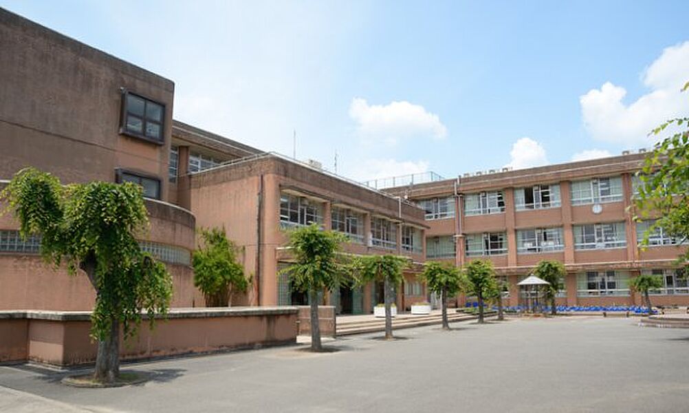 東小学校 （200m 徒歩3分）