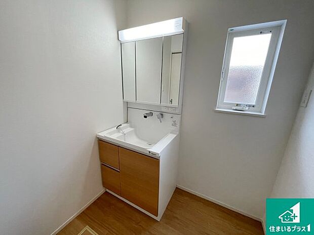 【独立洗面台】清潔感のある洗面台です。フラットな鏡は掃除がしやすく毎日清潔!鏡裏には収納があるのでスッキリとした洗面台が保てます。