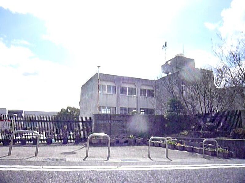 生駒市立生駒東小学校：徒歩10分（774ｍ）