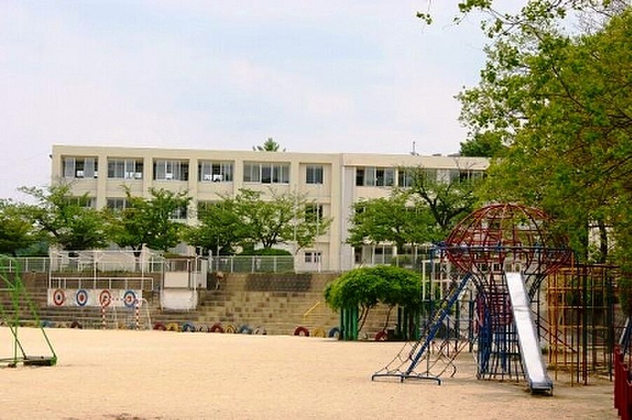 小学校　生駒市立生駒小学校：徒歩20分（1600ｍ）