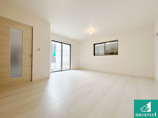 【居間・リビング】日当たり良好の明るいリビングで朝の目覚めもスッキリできそう!対面キッチンでご家族のコミュニケーションも自然と増える設計!小さなお子様が遊ぶスペースを作っても広々とくつろげるLDK!