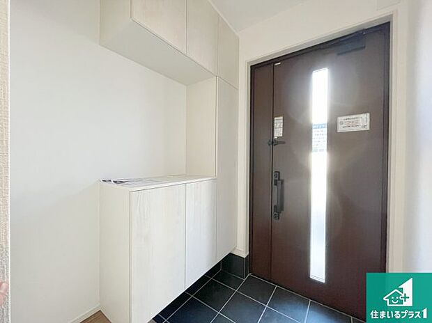 【玄関】シューズボックスにはたくさんの靴が収納できるので玄関周りはいつもスッキリ!ご家族が増えても安心!