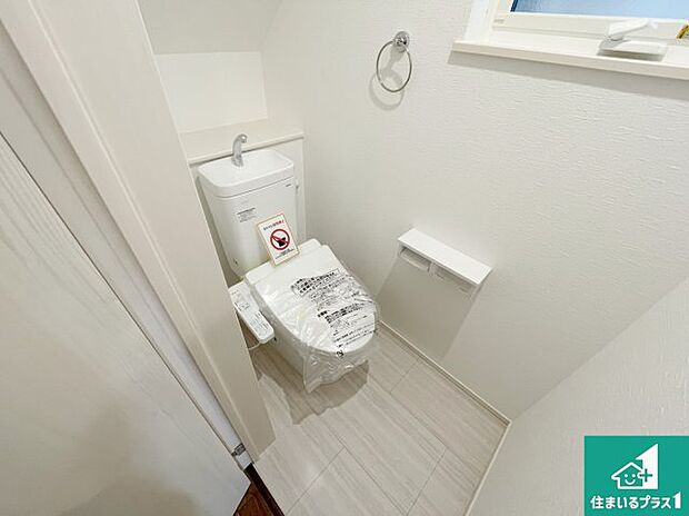 【トイレ】1・2階の2ヶ所にあるので、朝の忙しい時間の順番待ちもなく、深夜の利用にも大変便利です。