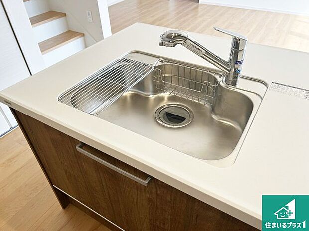 【キッチンシンク】蛇口の先端に浄水器を内蔵しています!原水と浄水、お湯と冷水、シャワーの切替えがワンタッチなので用途によって使い分けられます。