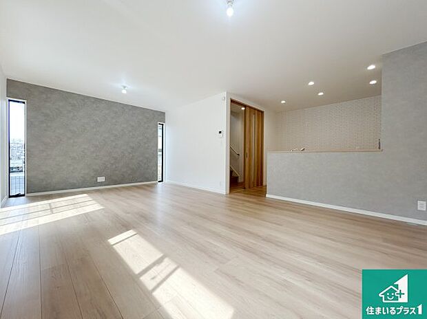 【居間・リビング】日当たり良好の明るいリビングで朝の目覚めもスッキリできそう!対面キッチンでご家族のコミュニケーションも自然と増える設計!小さなお子様が遊ぶスペースを作っても広々とくつろげるLDK!