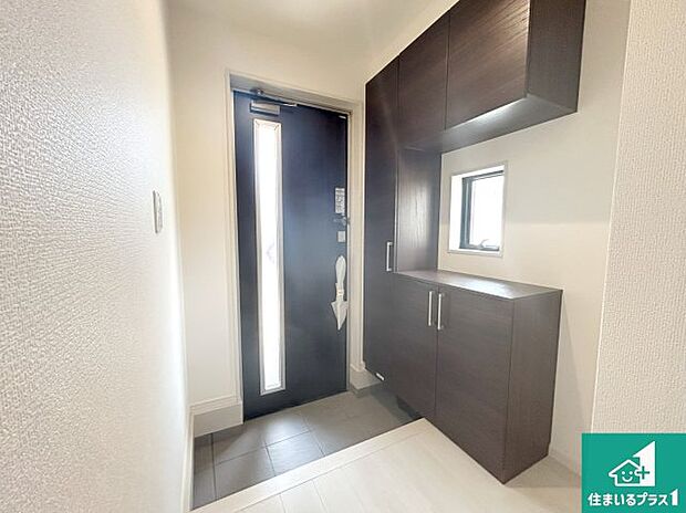 【玄関】シューズボックスにはたくさんの靴が収納できるので玄関周りはいつもスッキリ!ご家族が増えても安心!