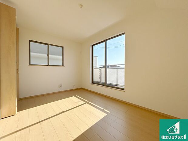 【洋室】寝室は心地よい眠りについてもらいたくて、シンプルかつ開放的な空間な設計にしています!大きな窓から差し込む日が心地いいです♪