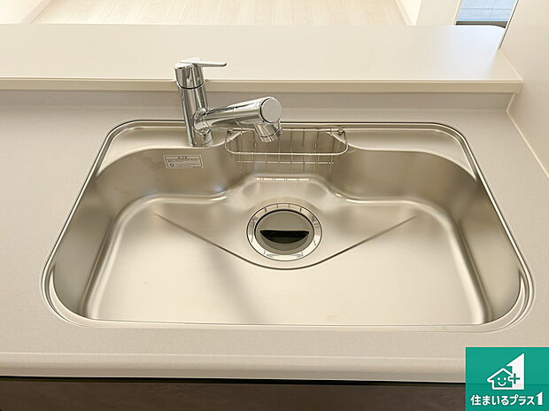 【キッチンシンク】蛇口の先端に浄水器を内蔵しています！原水と浄水、お湯と冷水、シャワーの切替えがワンタッチなので用途によって使い分けられます。