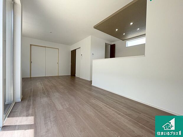 【居間・リビング】日当たり良好の明るいリビングで朝の目覚めもスッキリできそう!対面キッチンでご家族のコミュニケーションも自然と増える設計!小さなお子様が遊ぶスペースを作っても広々とくつろげるLDK!