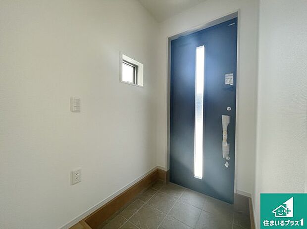 【玄関】シューズボックスにはたくさんの靴が収納できるので玄関周りはいつもスッキリ!ご家族が増えても安心!