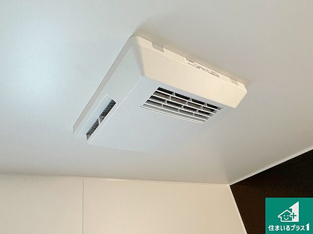 【浴室暖房乾燥機】四季を通して快適なバスライフをお手伝いする浴室暖房乾燥機！浴室の乾燥・暖房・涼風・換気はもちろん、２４時間換気にも対応！ 