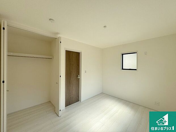 【洋室】シューズボックスにはたくさんの靴が収納できるので玄関周りはいつもスッキリ!ご家族が増えても安心!