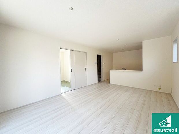 【居間・リビング】日当たり良好の明るいリビングで朝の目覚めもスッキリできそう!対面キッチンでご家族のコミュニケーションも自然と増える設計!小さなお子様が遊ぶスペースを作っても広々とくつろげるLDK!