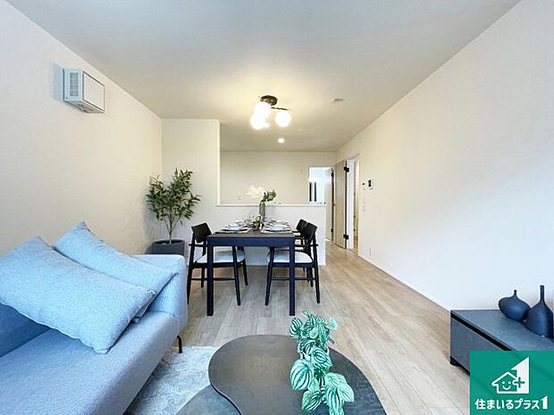 【居間・リビング】日当たり良好の明るいリビングで朝の目覚めもスッキリできそう!対面キッチンでご家族のコミュニケーションも自然と増える設計!小さなお子様が遊ぶスペースを作っても広々とくつろげるLDK!