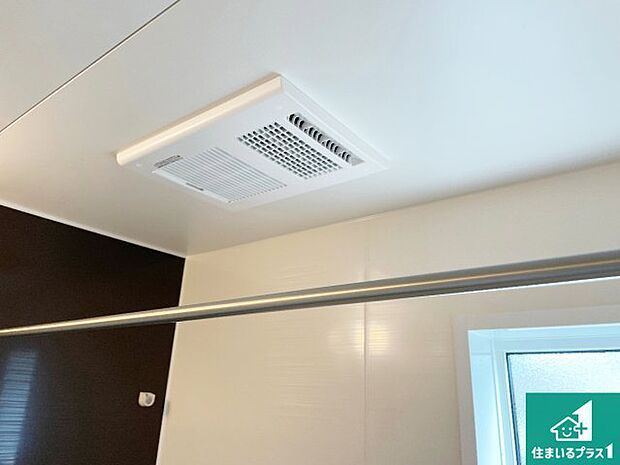 【浴室暖房乾燥機】四季を通して快適なバスライフをお手伝いする浴室暖房乾燥機!浴室の乾燥・暖房・涼風・換気はもちろん、24時間換気にも対応!