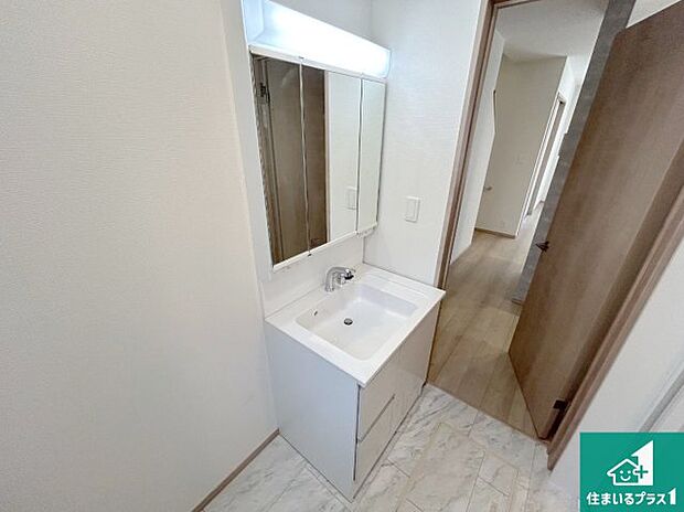 【独立洗面台】清潔感のある洗面台です。フラットな鏡は掃除がしやすく毎日清潔!鏡裏には収納があるのでスッキリとした洗面台が保てます。