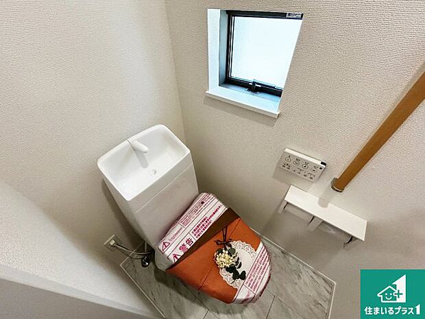 【トイレ】1・2階の2ヶ所にあるので、朝の忙しい時間の順番待ちもなく、深夜の利用にも大変便利です。