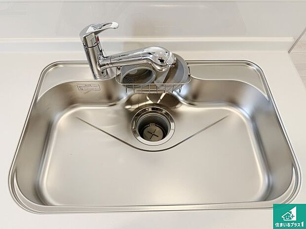 【キッチンシンク】蛇口の先端に浄水器を内蔵しています!原水と浄水、お湯と冷水、シャワーの切替えがワンタッチなので用途によって使い分けられます。