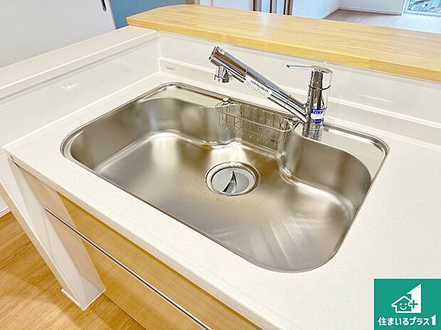 【キッチンシンク】蛇口の先端に浄水器を内蔵しています!原水と浄水、お湯と冷水、シャワーの切替えがワンタッチなので用途によって使い分けられます。