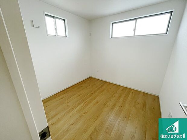 【洋室】シンプルな洋室は、自分好みのインテリアが楽しめます♪ご家族とインテリアや家具を選びに行くのは新築購入時の醍醐味の一つです。ぜひお楽しみください♪