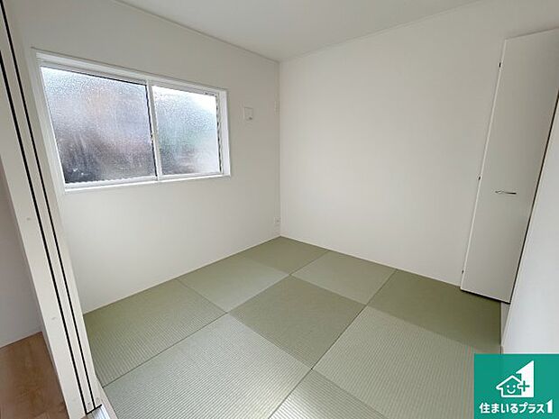 【和室】一室あると便利な和室は客間としてだけでなく、小さなお子様のプレイルームや食後のくつろぎスペースとしてもご利用いただけます。収納もついていますので大活躍間違いなし!