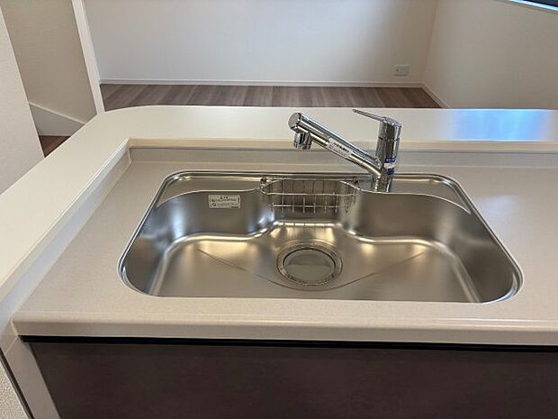 【キッチンシンク】蛇口の先端に浄水器を内蔵しています!原水と浄水、お湯と冷水、シャワーの切替えがワンタッチなので用途によって使い分けられます。