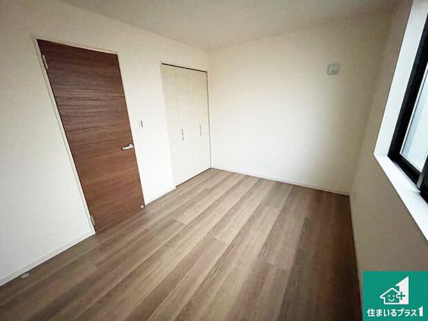 【洋室】収納スペースが充実しているので子供の成長に合わせてたくさん収納ができます!家族構成に合わせた様々な活用ができる収納!