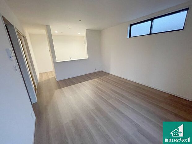 【居間・リビング】日当たり良好の明るいリビングで朝の目覚めもスッキリできそう!対面キッチンでご家族のコミュニケーションも自然と増える設計!小さなお子様が遊ぶスペースを作っても広々とくつろげるLDK!