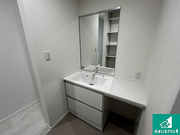 【独立洗面台】清潔感のある洗面台です。フラットな鏡は掃除がしやすく毎日清潔!鏡裏には収納があるのでスッキリとした洗面台が保てます。