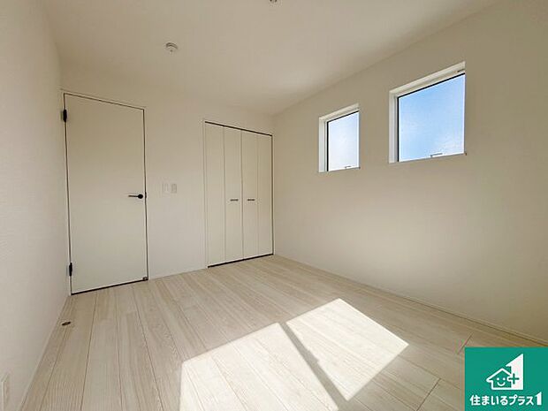 【洋室】シンプルな洋室は、自分好みのインテリアが楽しめます♪ご家族とインテリアや家具を選びに行くのは新築購入時の醍醐味の一つです。ぜひお楽しみください♪