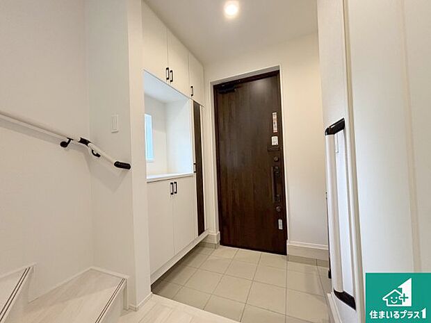 【玄関】シューズボックスにはたくさんの靴が収納できるので玄関周りはいつもスッキリ!ご家族が増えても安心!