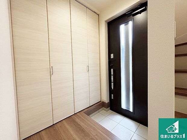 【玄関】シューズボックスにはたくさんの靴が収納できるので玄関周りはいつもスッキリ！ご家族が増えても安心！