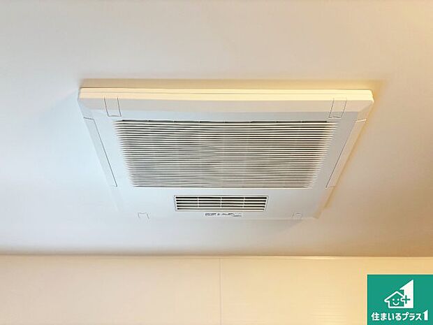 【浴室暖房乾燥機】四季を通して快適なバスライフをお手伝いする浴室暖房乾燥機！浴室の乾燥・暖房・涼風・換気はもちろん、２４時間換気にも対応！ 