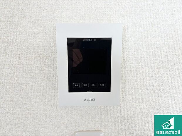 【カラーモニターインターホン】声だけでなく来訪者の姿や顔がモニターで確認できるので、小さなお子様がいらっしゃるご家庭でも安心できます！