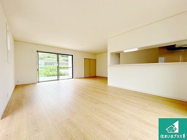 【居間・リビング】日当たり良好の明るいリビングで朝の目覚めもスッキリできそう！対面キッチンでご家族のコミュニケーションも自然と増える設計！小さなお子様が遊ぶスペースを作っても広々とくつろげるLDK！