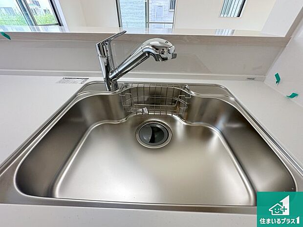 【キッチンシンク】蛇口の先端に浄水器を内蔵しています！原水と浄水、お湯と冷水、シャワーの切替えがワンタッチなので用途によって使い分けられます。