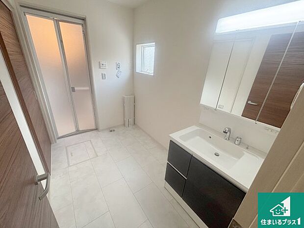 【独立洗面台】清潔感のある洗面台です。フラットな鏡は掃除がしやすく毎日清潔!鏡裏には収納があるのでスッキリとした洗面台が保てます。