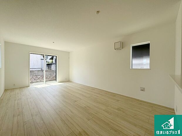 【居間・リビング】日当たり良好の明るいリビングで朝の目覚めもスッキリできそう!対面キッチンでご家族のコミュニケーションも自然と増える設計!小さなお子様が遊ぶスペースを作っても広々とくつろげるLDK!