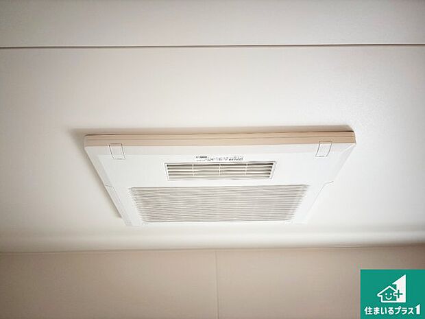 【浴室暖房乾燥機】四季を通して快適なバスライフをお手伝いする浴室暖房乾燥機!浴室の乾燥・暖房・涼風・換気はもちろん、24時間換気にも対応!